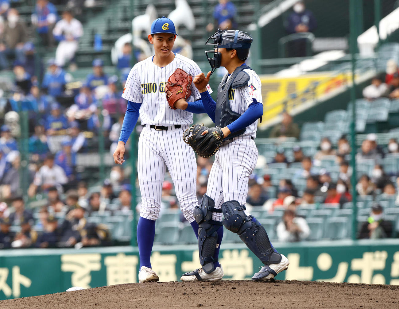 中央学院対青森山田　1回裏青森山田2死二塁、打者・原田を前にマウンドで話し合う蔵並（左）と捕手・飯山バッテリー（撮影・上山淳一）