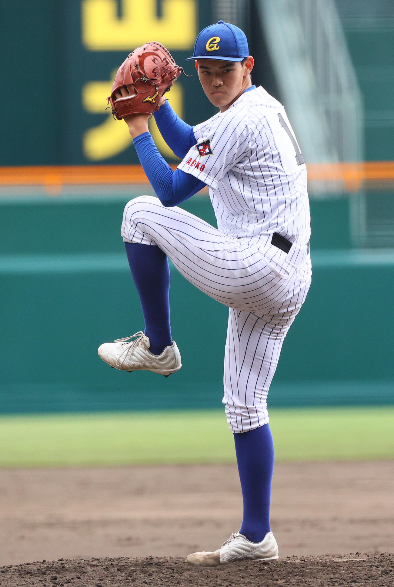 中央学院対青森山田　6回裏、力投する中央学院のエース蔵並（撮影・上山淳一）