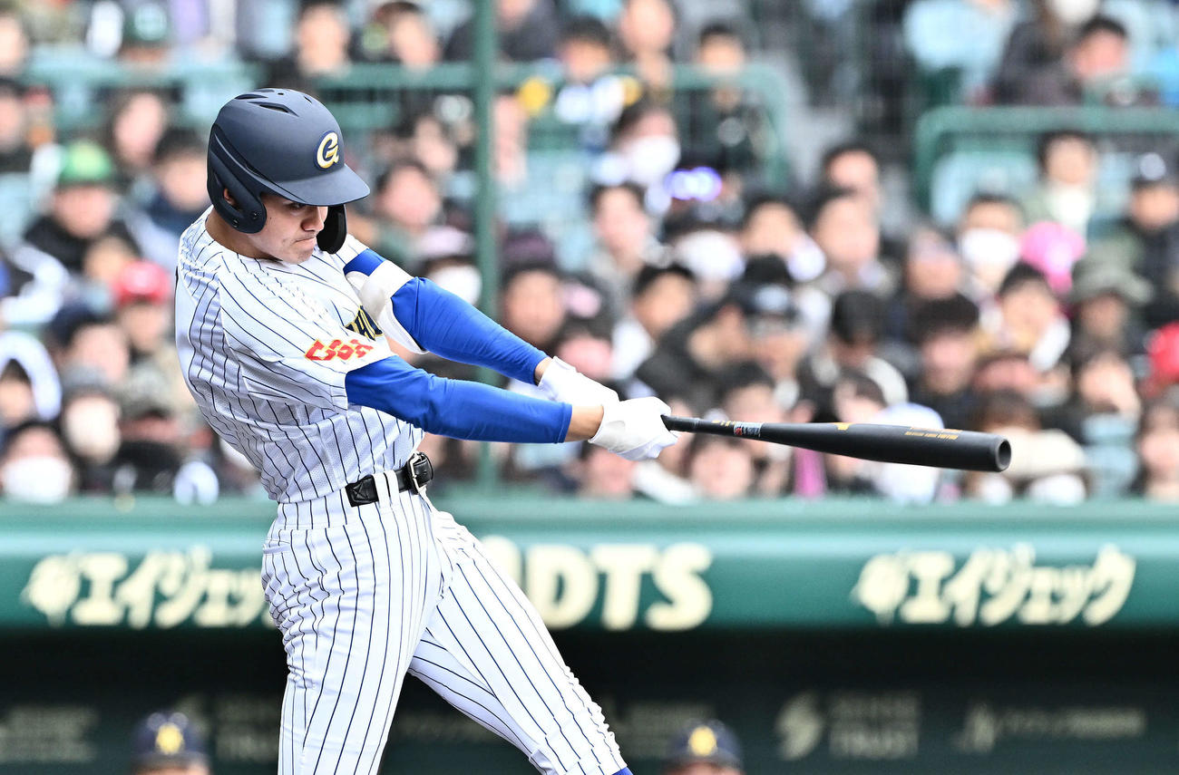 中央学院対青森山田　2回表中央学院2死三塁、蔵並は左前適時打を放つ（撮影・滝沢徹郎）