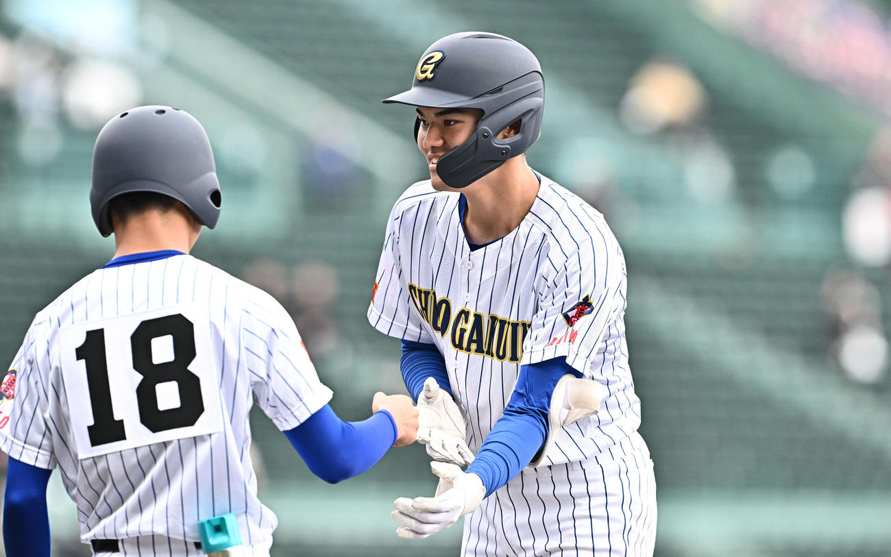 中央学院対青森山田　2回表中央学院2死三塁、蔵並（右）は左前適時打を笑顔を見せる（撮影・滝沢徹郎）