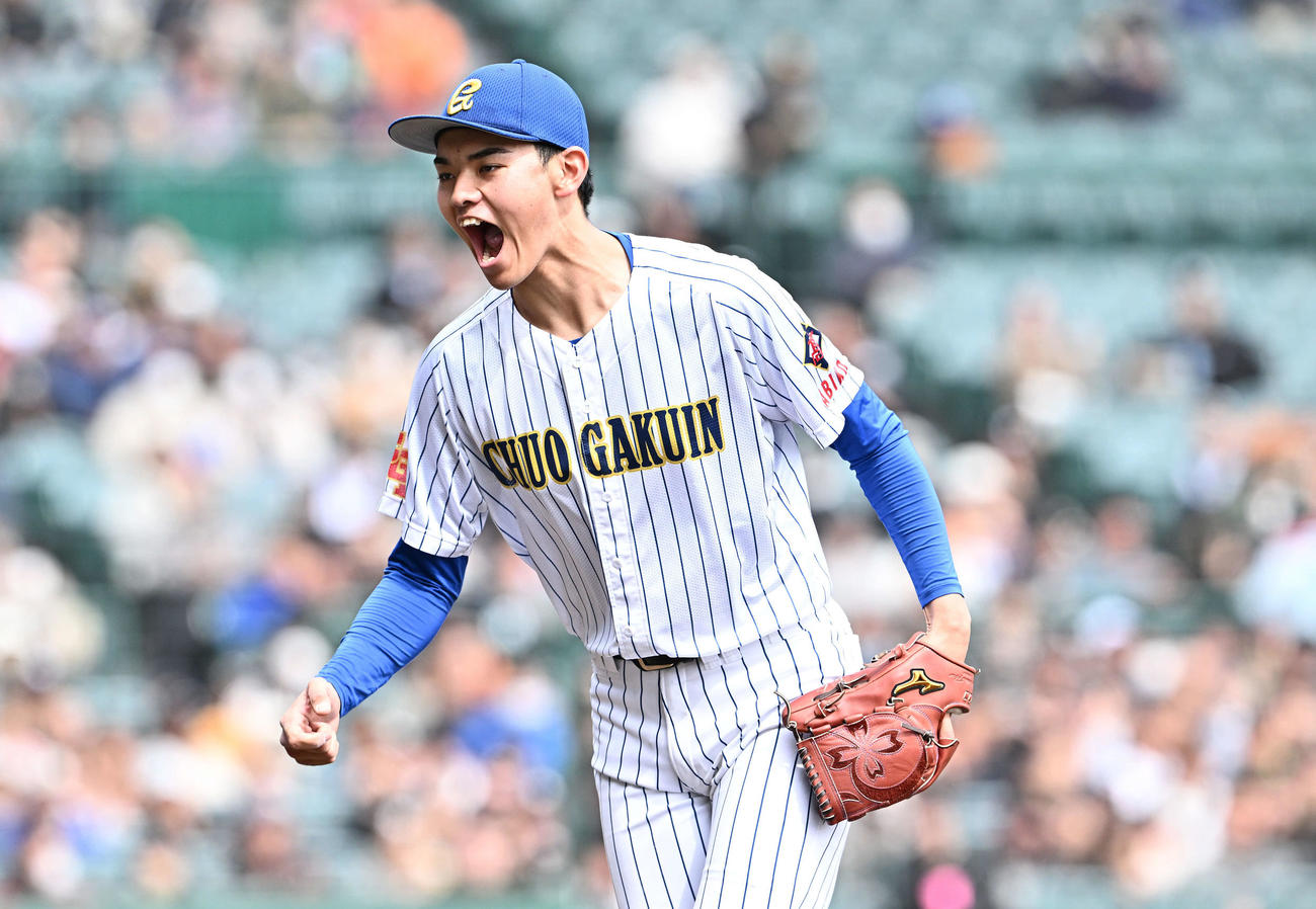 中央学院対青森山田　2回裏青森山田2死二塁、佐藤隆を二ゴロに打ち取り雄たけびを上げる蔵並（撮影・滝沢徹郎）