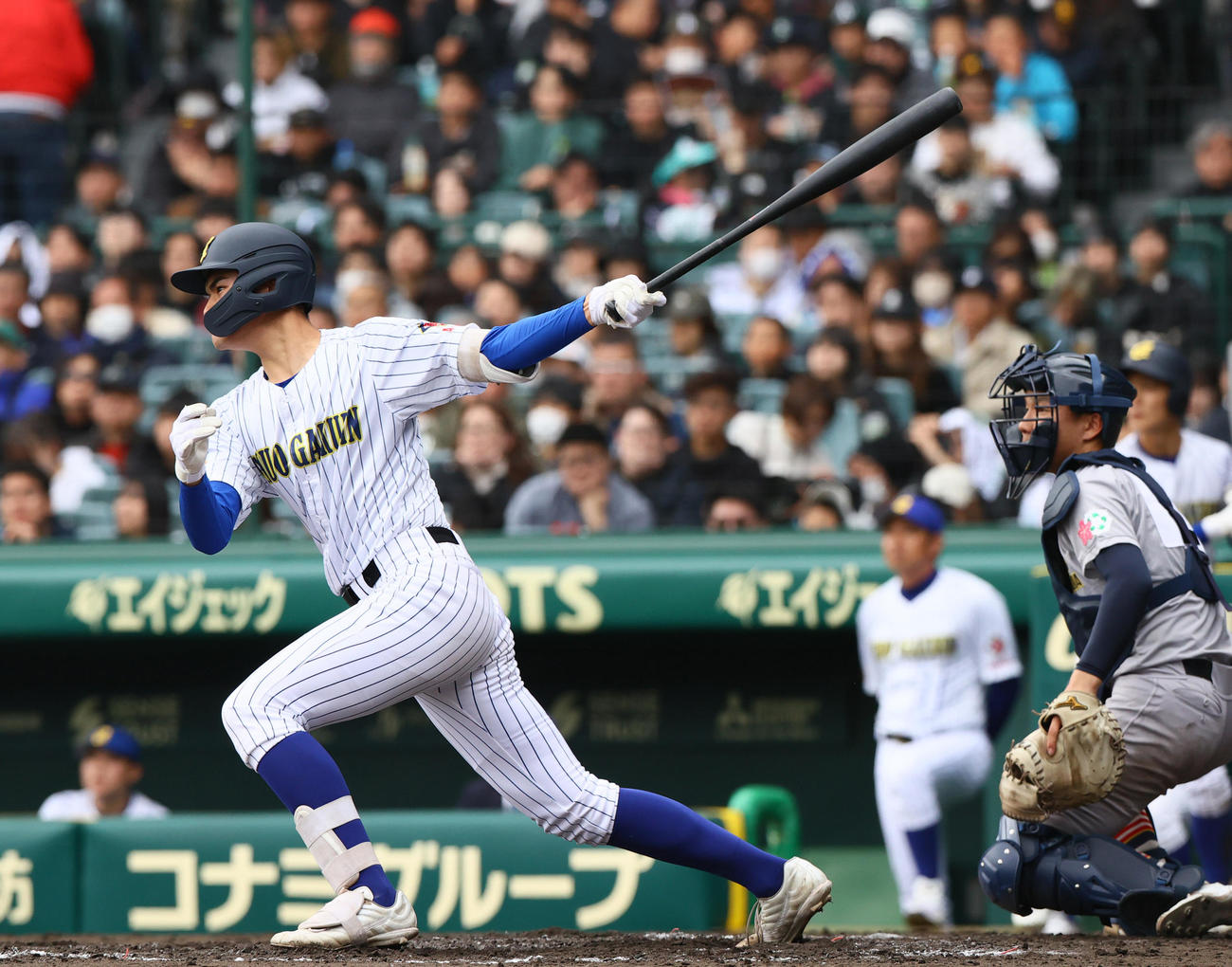 中央学院対青森山田　4回表中央学院無死一塁、蔵並は中前打を放つ（撮影・上山淳一）