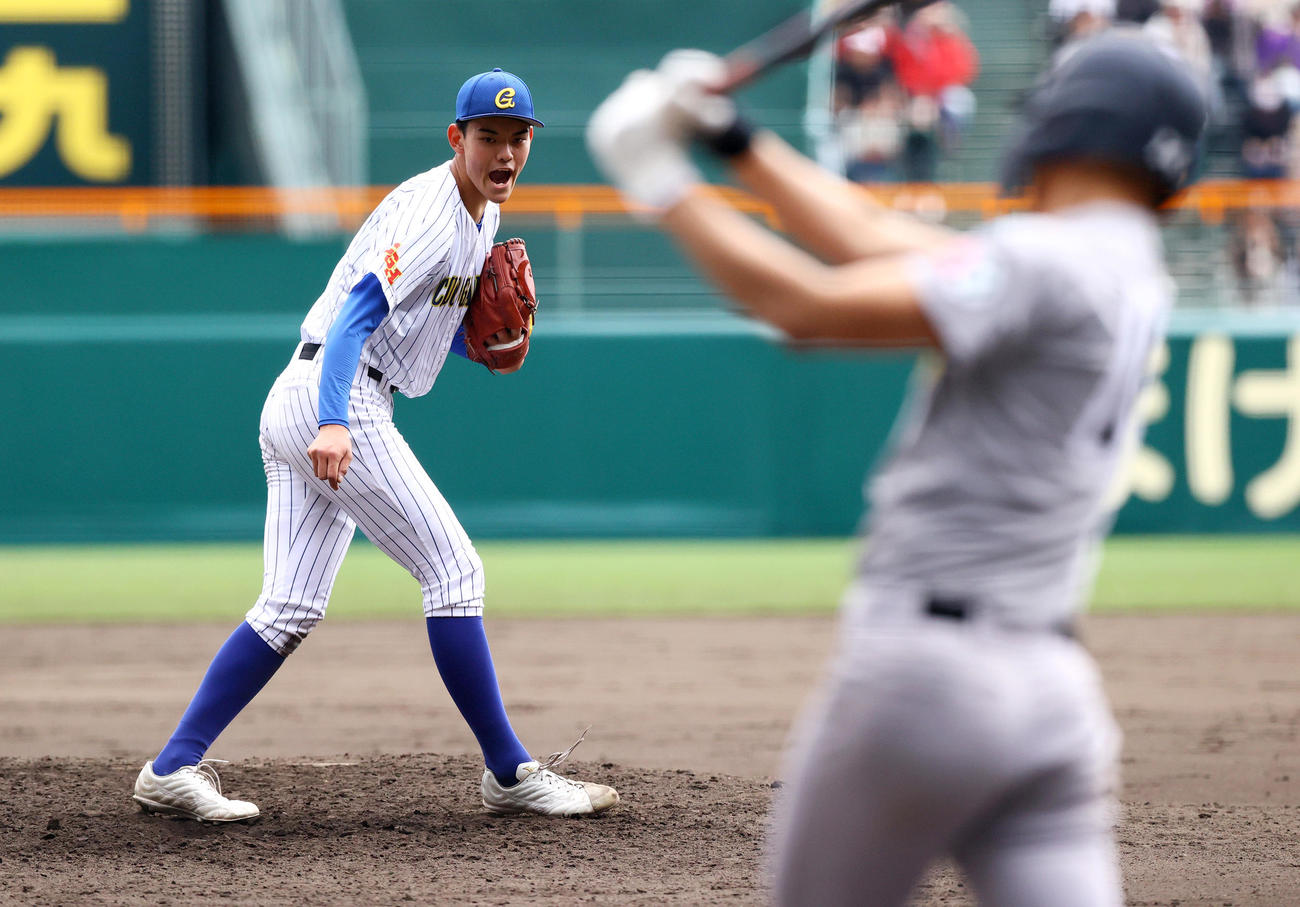 中央学院対青森山田　6回裏青森山田無死、蔵並は代打・蝦名を空振り三振に仕留める（撮影・上山淳一）