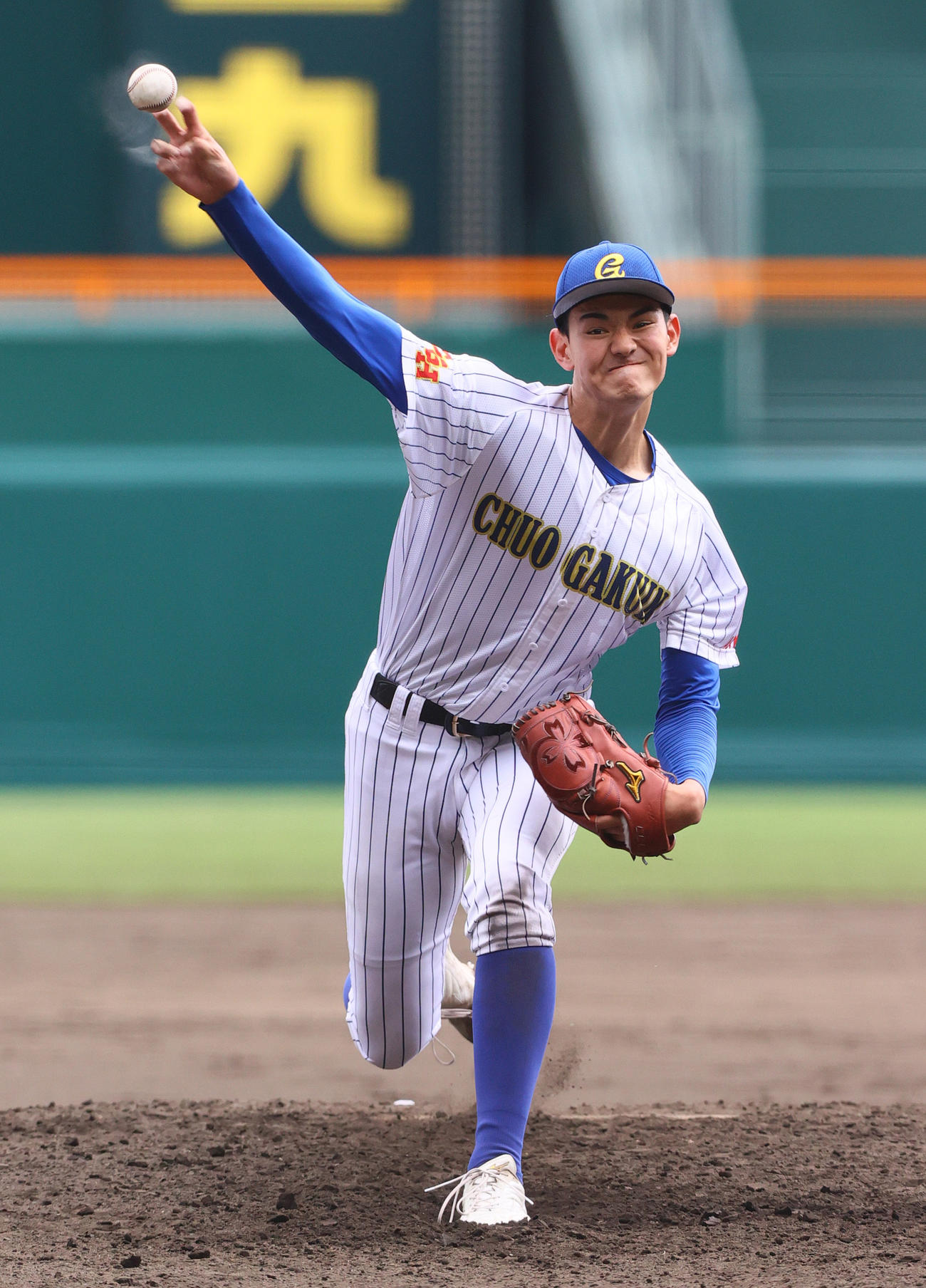 中央学院対青森山田　6回裏、力投する中央学院のエース蔵並（撮影・上山淳一）