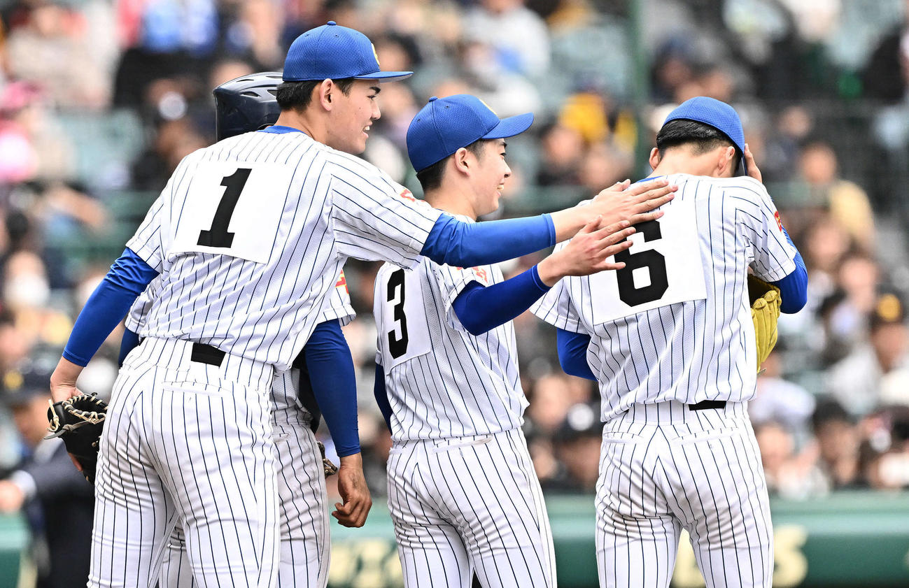 中央学院対青森山田　試合後、中央学院・蔵並（左）は涙を流す颯佐（右）をねぎらう（撮影・滝沢徹郎）
