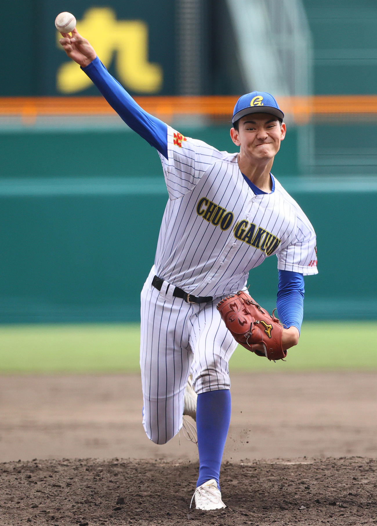中央学院対青森山田　6回裏、力投する中央学院のエース蔵並（撮影・上山淳一）