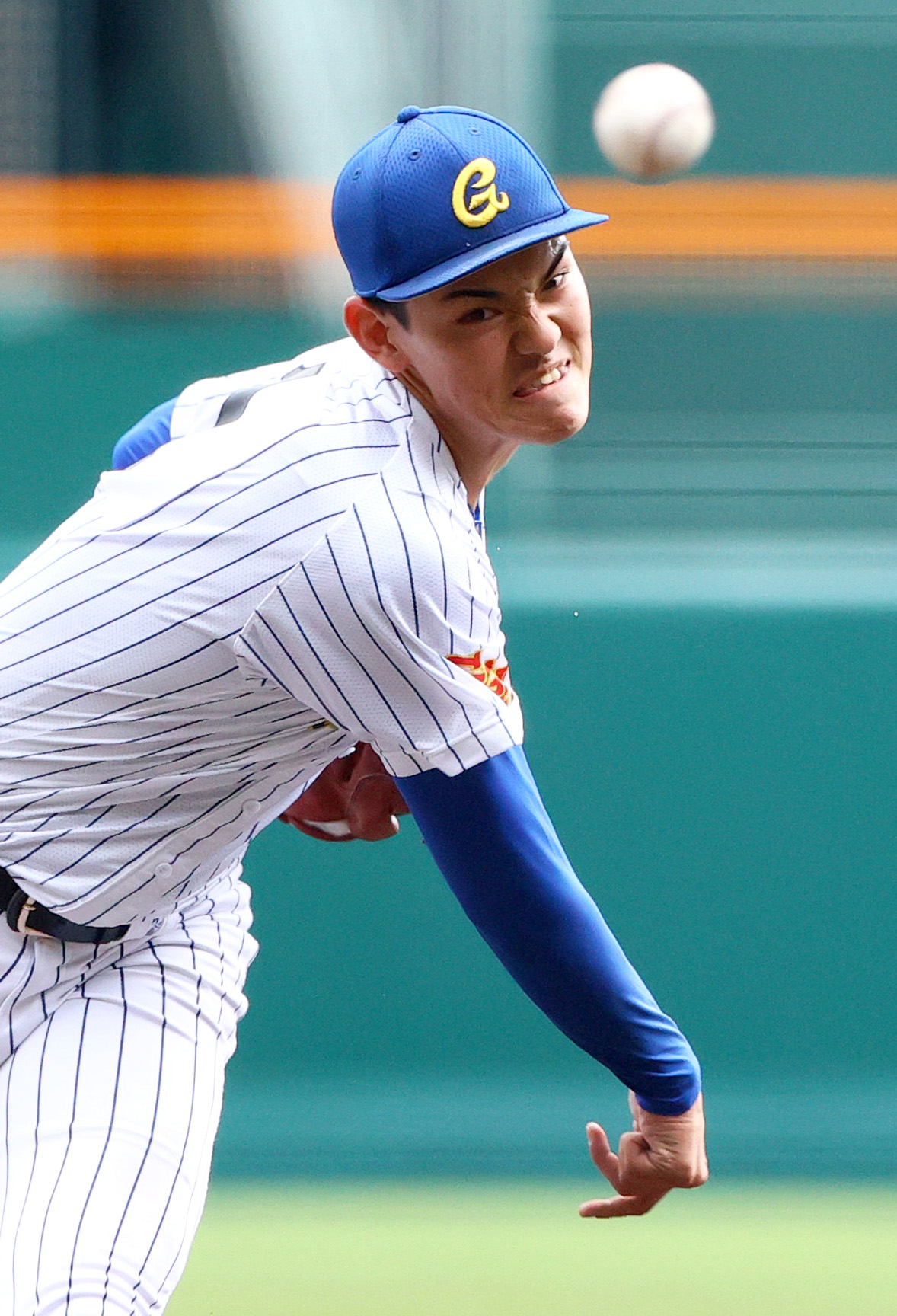 中央学院対青森山田　6回裏、力投する中央学院のエース蔵並（撮影・上山淳一）