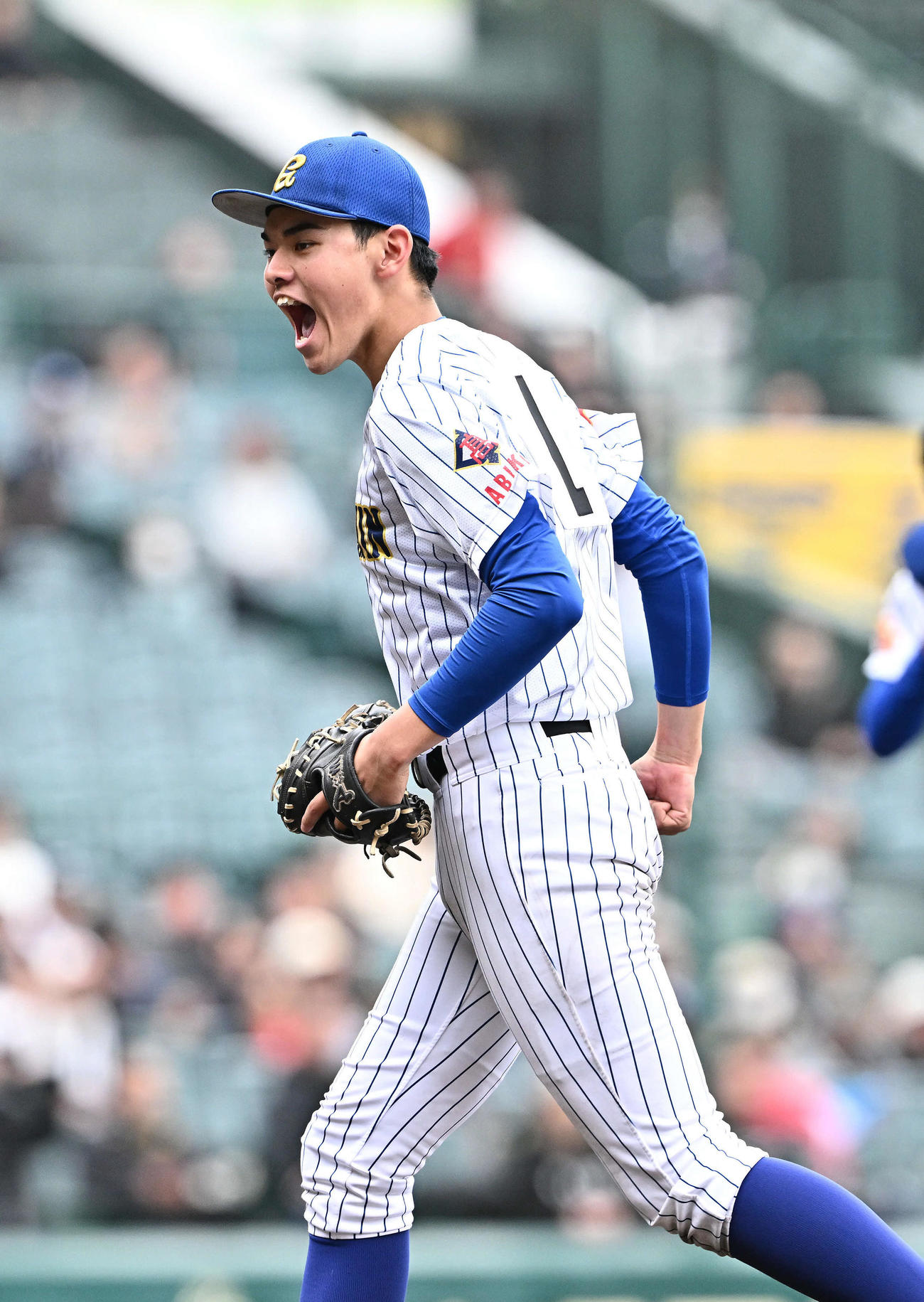 中央学院対青森山田　青森山田に勝利し雄たけびを上げる中央学院・蔵並（手前）（撮影・滝沢徹郎）