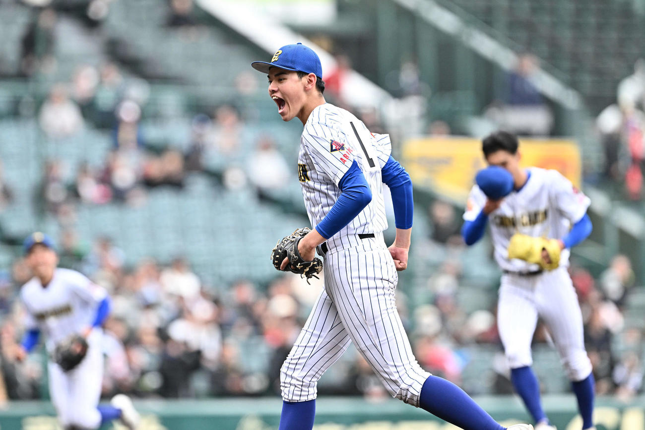 中央学院対青森山田　青森山田に勝利し雄たけびを上げる中央学院・蔵並（手前）（撮影・滝沢徹郎）