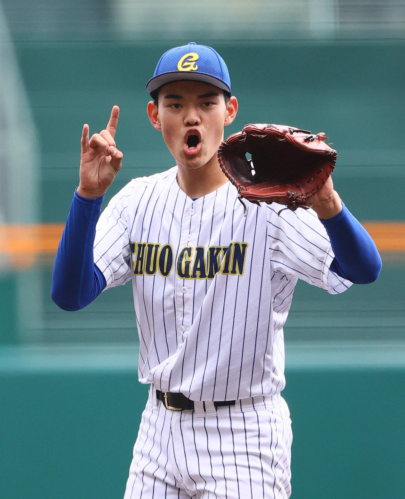 中央学院対青森山田　6回裏、力投する中央学院のエース蔵並（撮影・上山淳一）