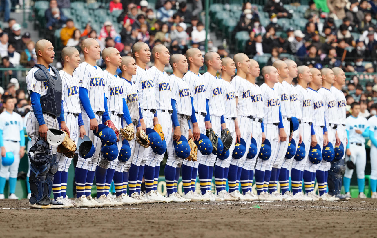 山梨学院対高崎健康福祉大高崎　試合後、校歌を歌う箱山（左端）ら高崎健康福祉大高崎の選手たち（撮影・江口和貴）