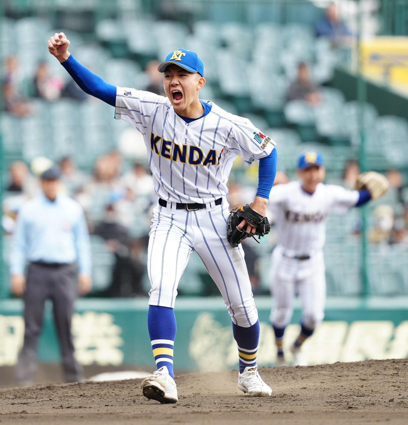 山梨学院対高崎健康福祉大高崎　6回表山梨学院1死満塁、梅村を併殺し仕留めガッツポーズを見せる石垣（撮影・江口和貴）