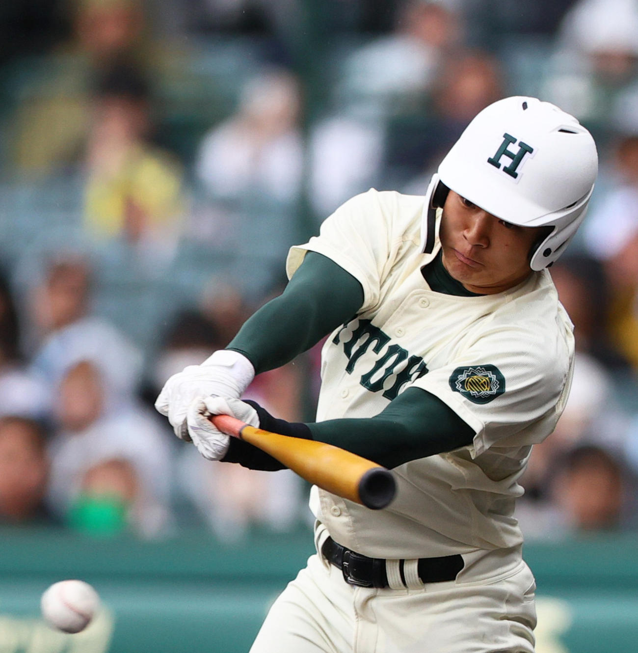 報徳学園対大阪桐蔭　1回裏報徳学園無死満塁、斎藤は先制の左前適時打を放つ（撮影・上山淳一）