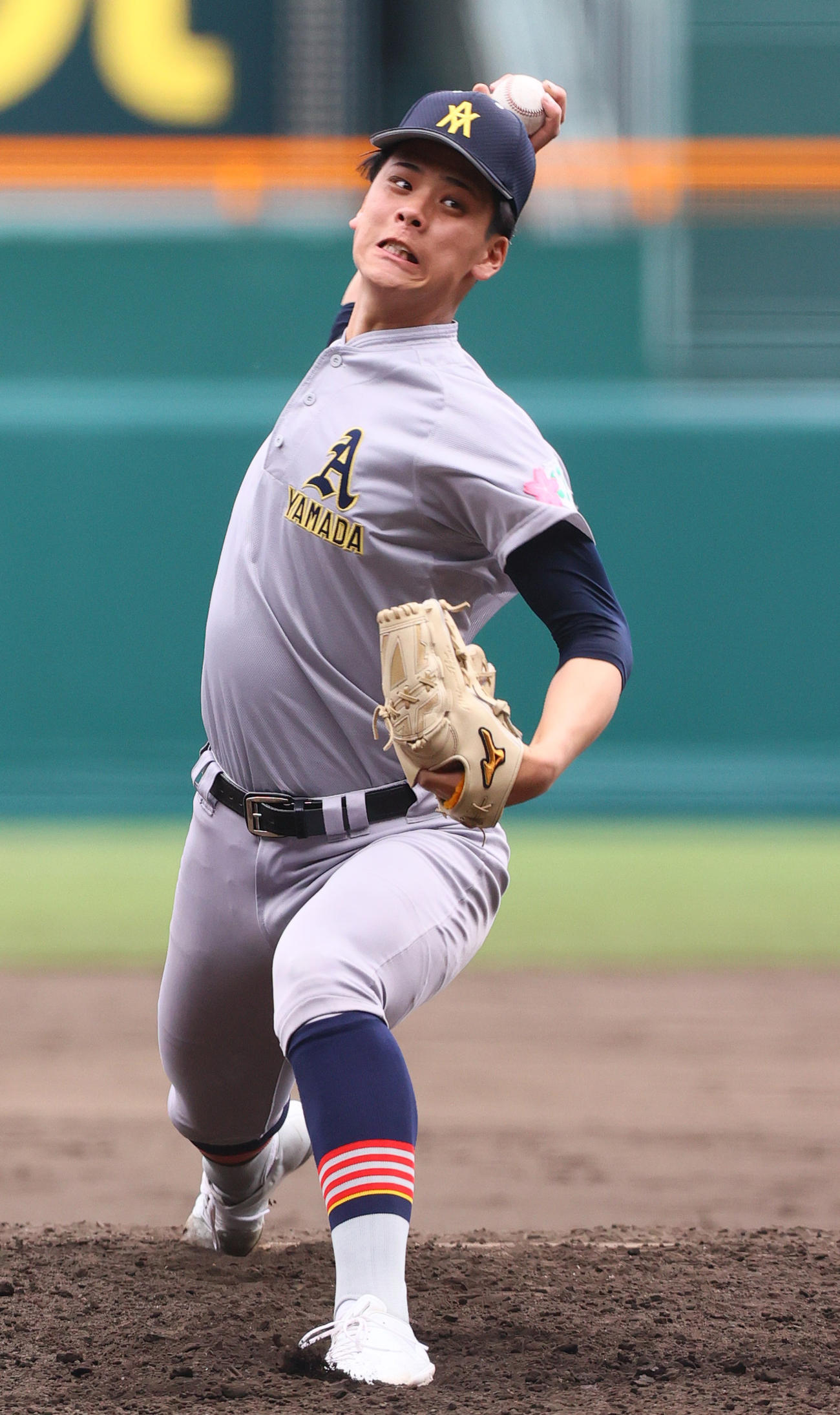 中央学院対青森山田　7回表、力投する青森山田エース関（撮影・上山淳一）