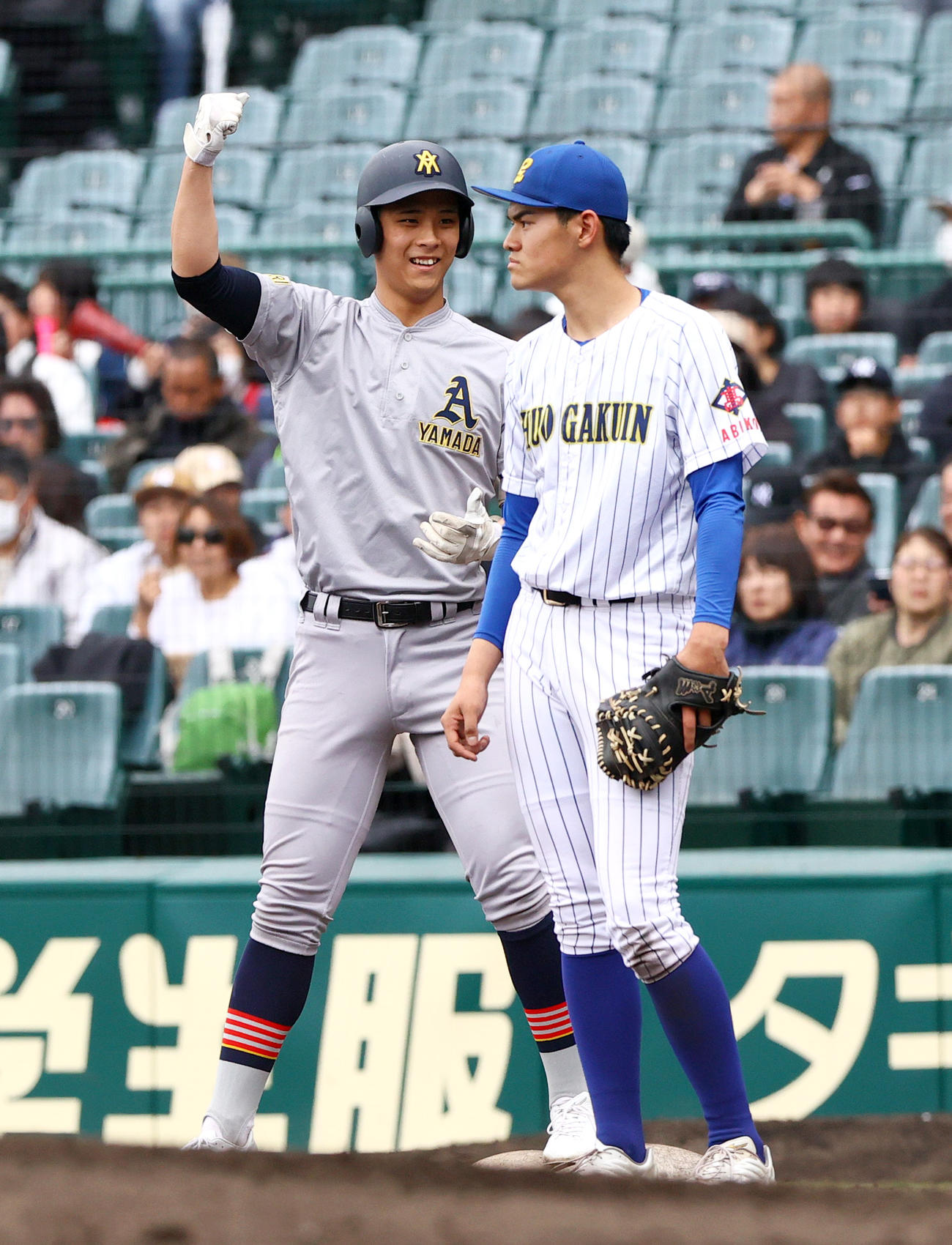 中央学院対青森山田　8回裏青森山田1死一塁、関（左）は左前打を放ち一塁でガッツポーズ。右は一塁手・蔵並（撮影・上山淳一）