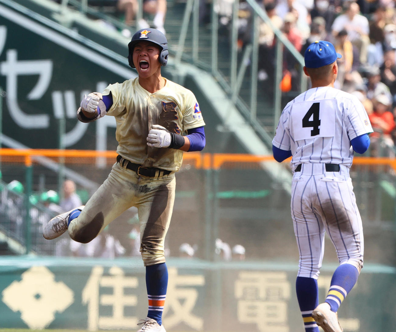 高崎健康福祉大高崎対星稜　7回裏星稜1死二塁、服部（左）は左に適時二塁打を放ち喜ぶ（撮影・上山淳一）