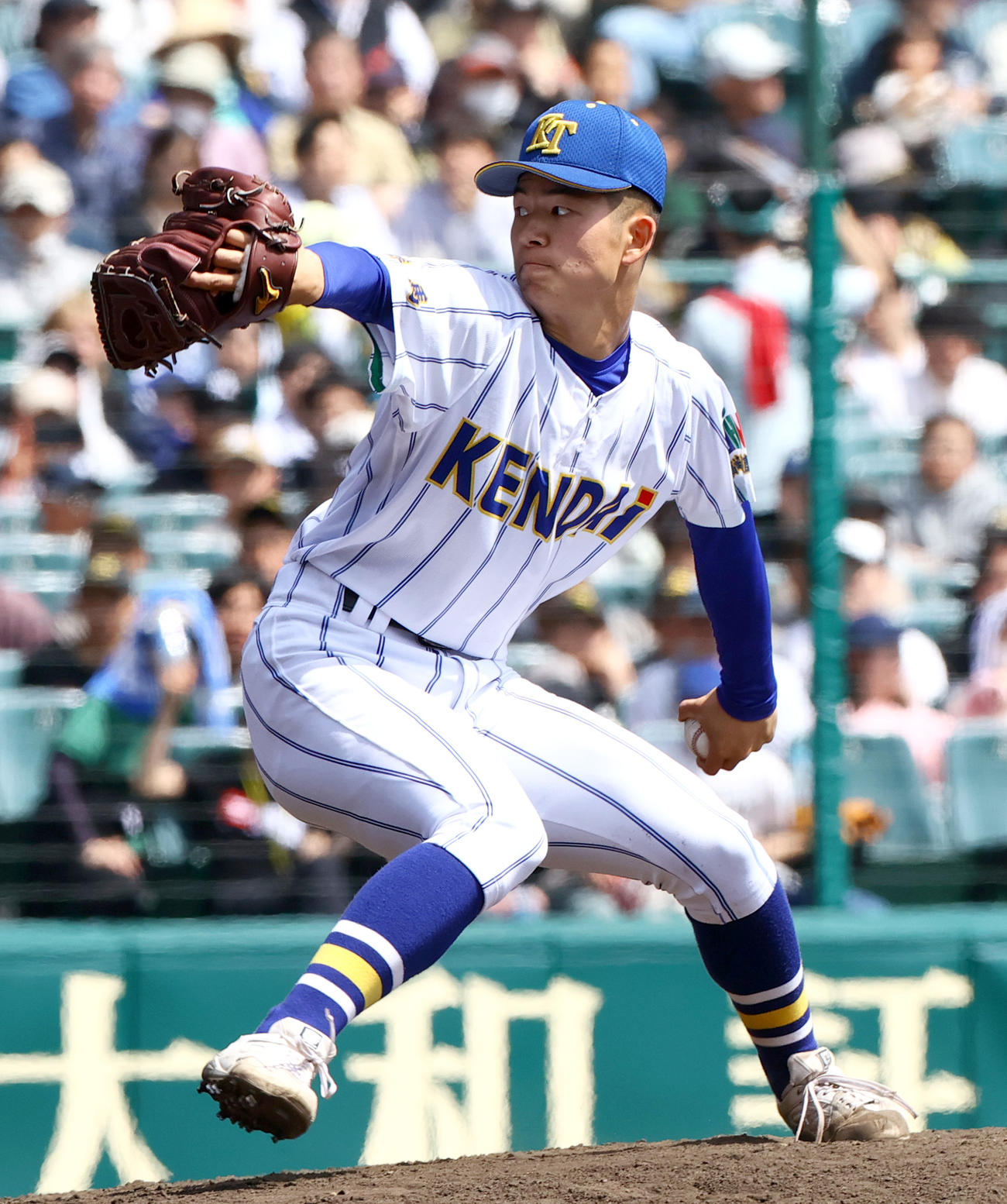 高崎健康福祉大高崎対星稜　8回、高崎健康福祉大高崎2番手で登板の佐藤（撮影・上山淳一）