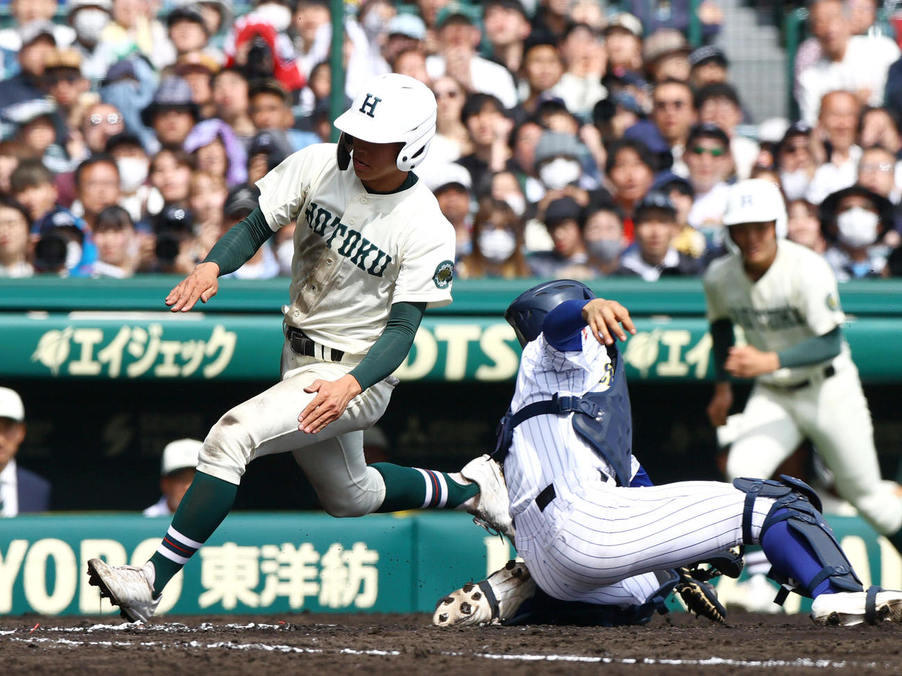 中央学院対報徳学園　1回裏報徳学園2死二塁、二走・橋本（左）は斎藤の中前適時打で先制生還する（撮影・上山淳一）