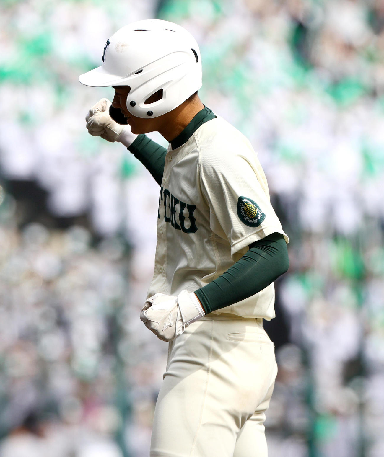 中央学院対報徳学園　4回裏報徳学園1死一、三塁、辻本は右前適時打を放つ（撮影・上山淳一）