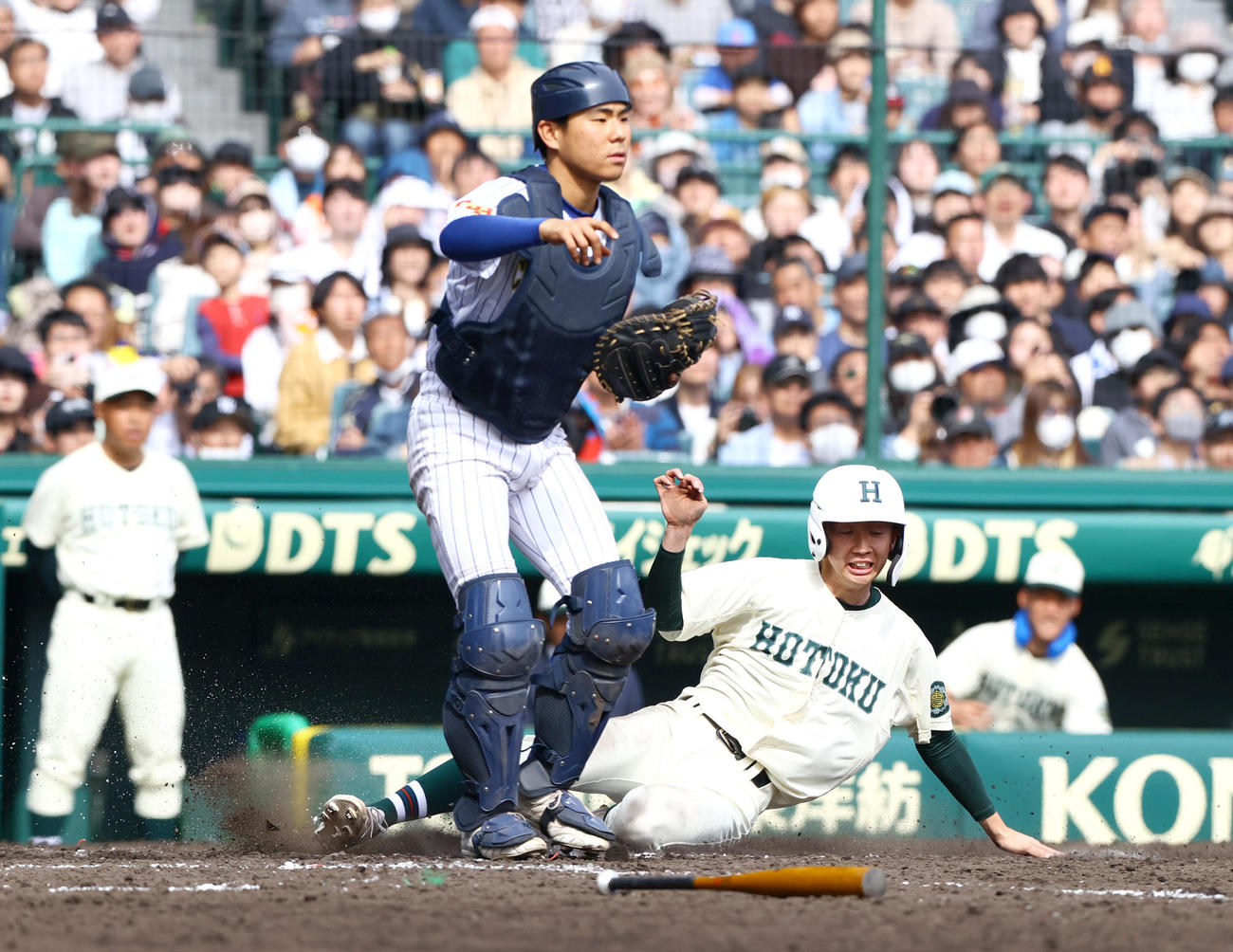 中央学院対報徳学園　4回裏報徳学園1死一、三塁、三走・徳田（右）は間木のスクイズで生還する。捕手・飯山（撮影・上山淳一）