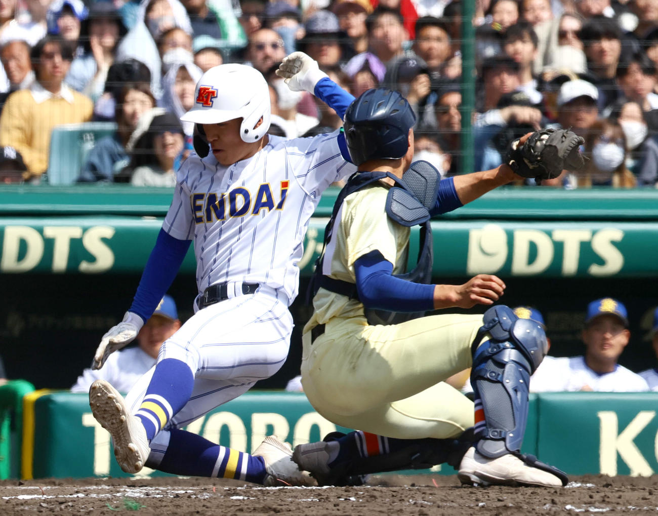 高崎健康福祉大高崎対星稜　7回表高崎健康福祉大高崎2死二塁、二走・高山（左）は箱山の左前適時打で生還する。捕手・能美（撮影・上山淳一）