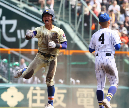 高崎健康福祉大高崎対星稜 7回裏星稜1死二塁、服部(左)は左に適時二塁打を放ち喜ぶ(撮影・上山淳一)