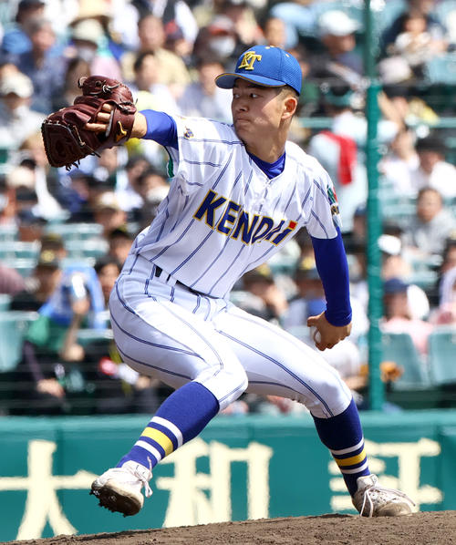 高崎健康福祉大高崎対星稜 8回、高崎健康福祉大高崎2番手で登板の佐藤(撮影・上山淳一)