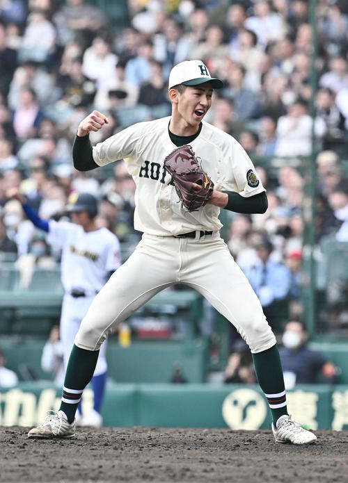 中央学院対報徳学園 9回表中央学院2死二、三塁、岩崎を左飛に打ち取りガッツポーズする今朝丸(撮影・滝沢徹郎)