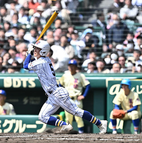 高崎健康福祉大高崎対星稜 4回表高崎健康福祉大高崎無死二、三塁、加藤は中2点適時二塁打を放つ(撮影・滝沢徹郎)