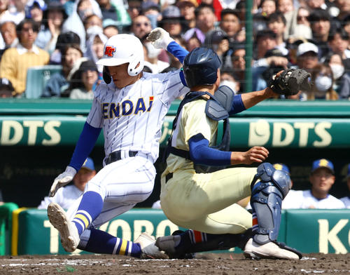 高崎健康福祉大高崎対星稜 7回表高崎健康福祉大高崎2死二塁、二走・高山(左)は箱山の左前適時打で生還する。捕手・能美(撮影・上山淳一)