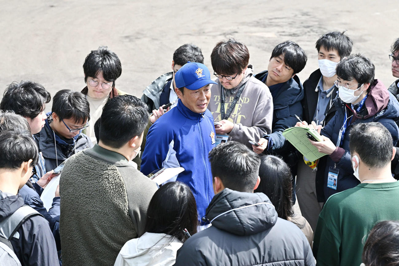 取材に応じる星稜・山下智将監督（中央）（撮影・滝沢徹郎）