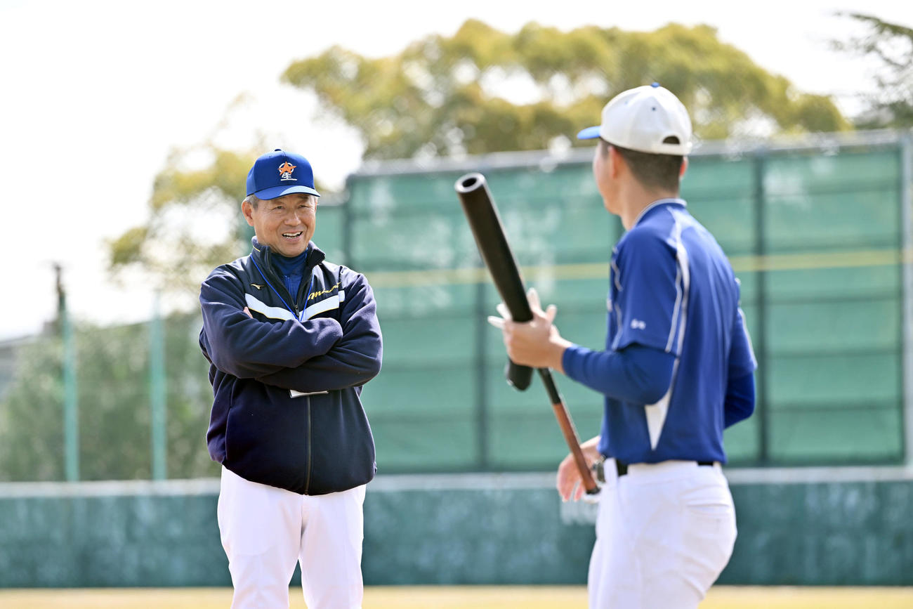 調整する選手を見守る星稜・谷村部長（撮影・滝沢徹郎）