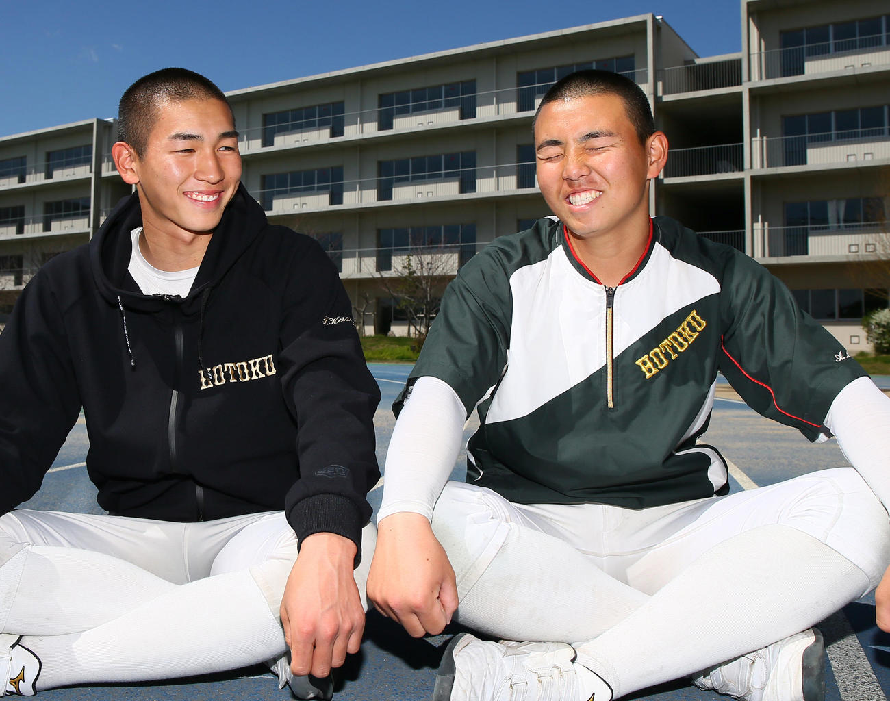 中央学院戦を翌日に控えリラックスした表情で話す報徳学園の今朝丸（左）と間木（撮影・上山淳一）