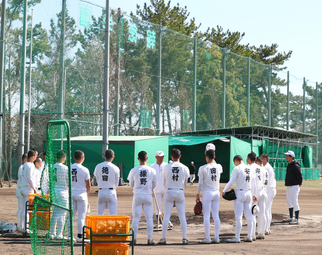 準決勝の中央学院戦を前日に控え報徳学園の大角監督は練習でナインらに話す（撮影・上山淳一）