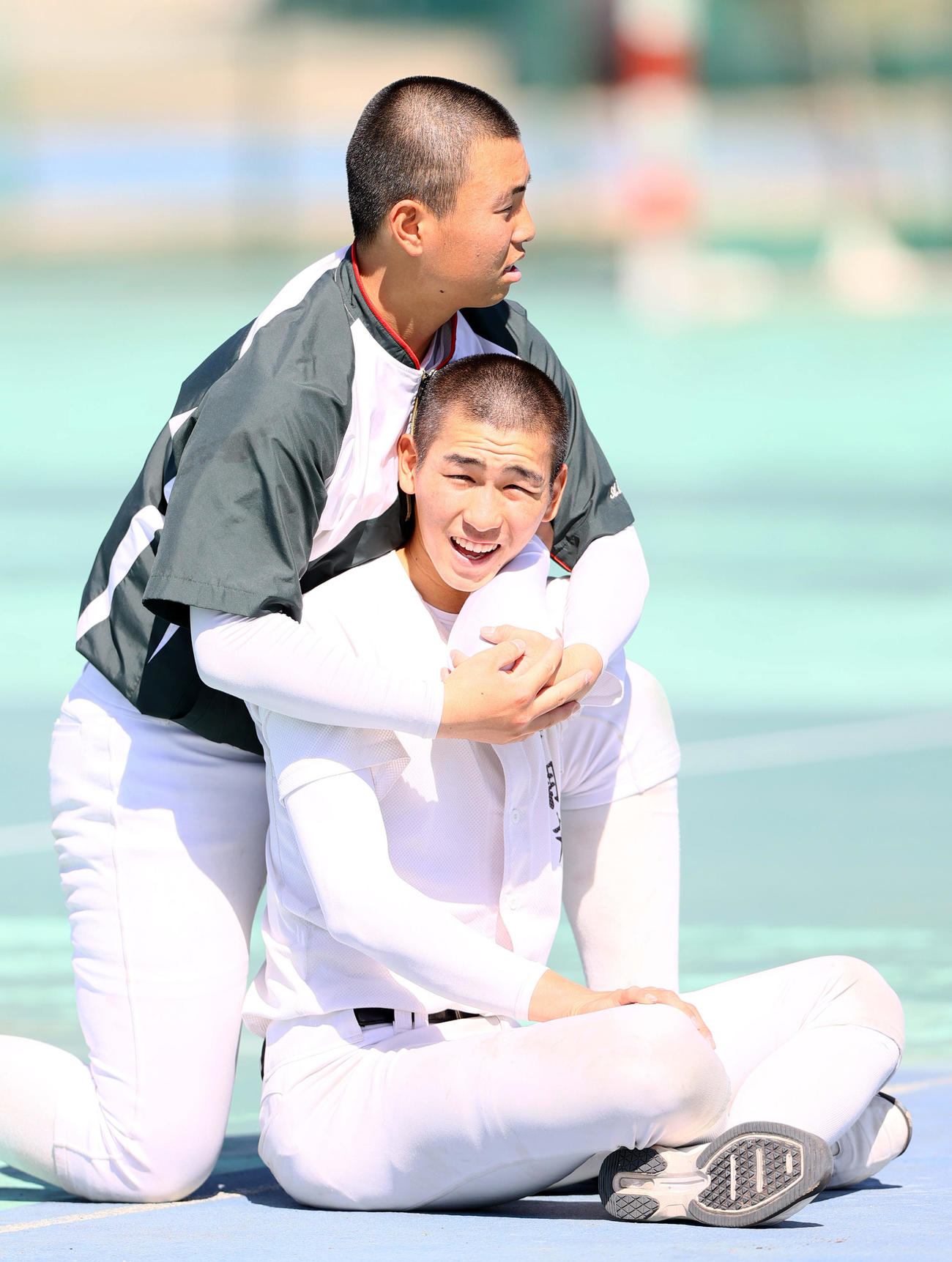 中央学院戦を前日に控えノースローで調整する報徳学園の今朝丸（手前）と間木（撮影・上山淳一）
