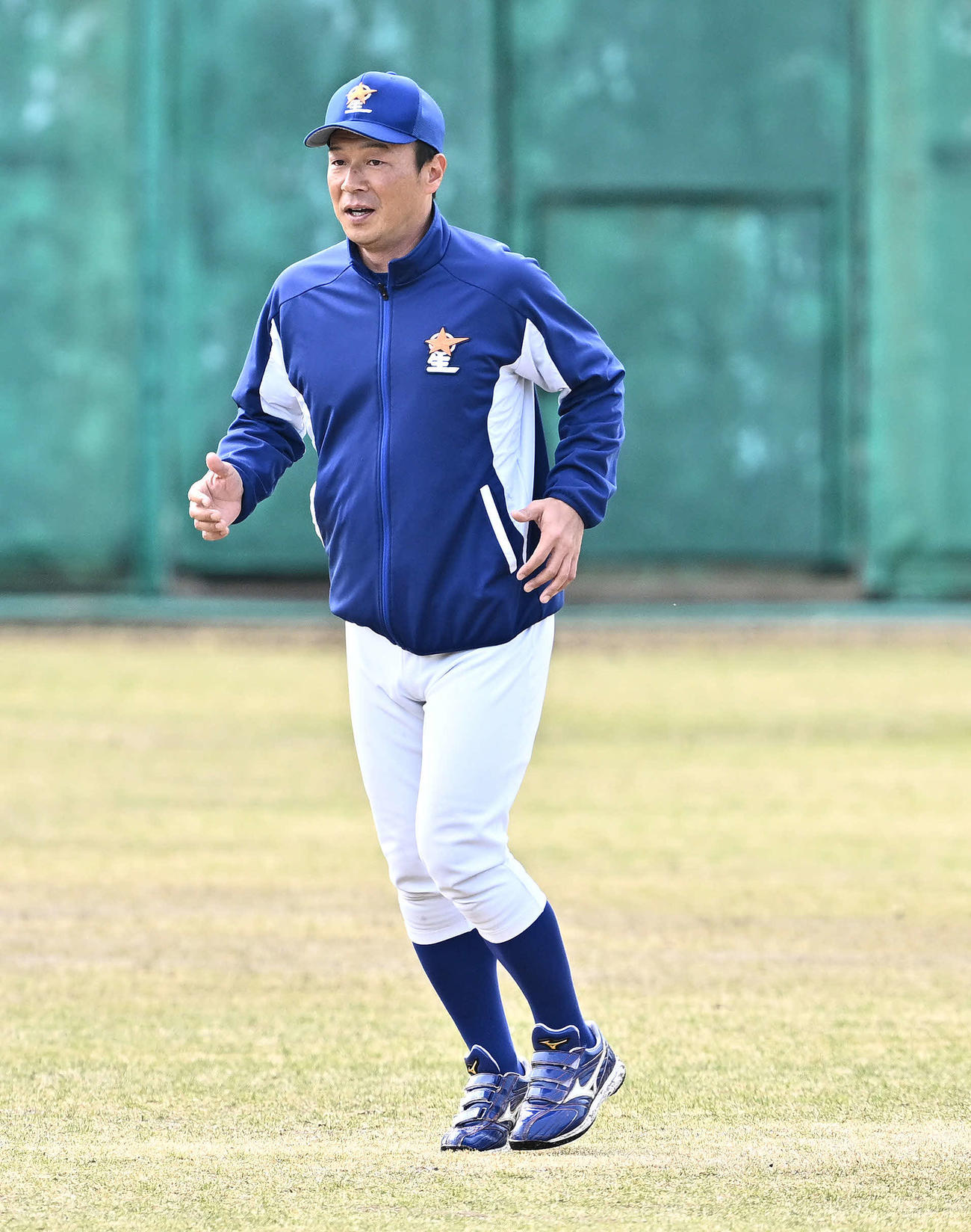 調整する選手とともにランニングする星稜・山下監督（撮影・滝沢徹郎）