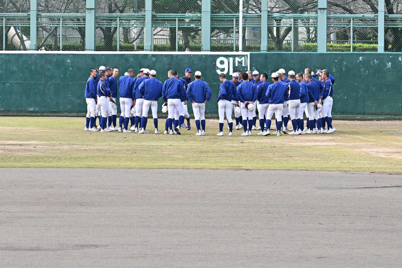 練習前に集合する星稜の選手たち（撮影・滝沢徹郎）