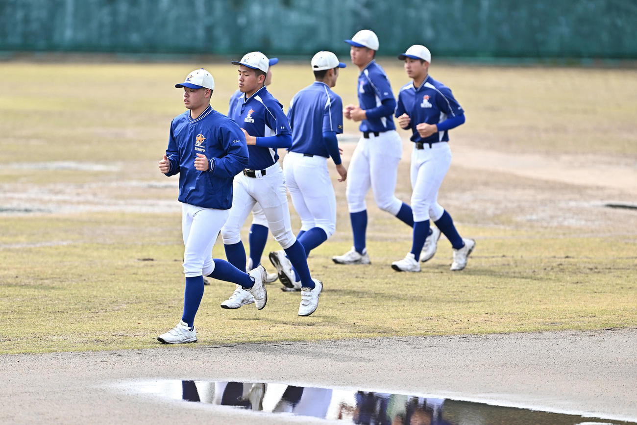 調整する星稜・佐宗（手前）ら（撮影・滝沢徹郎）