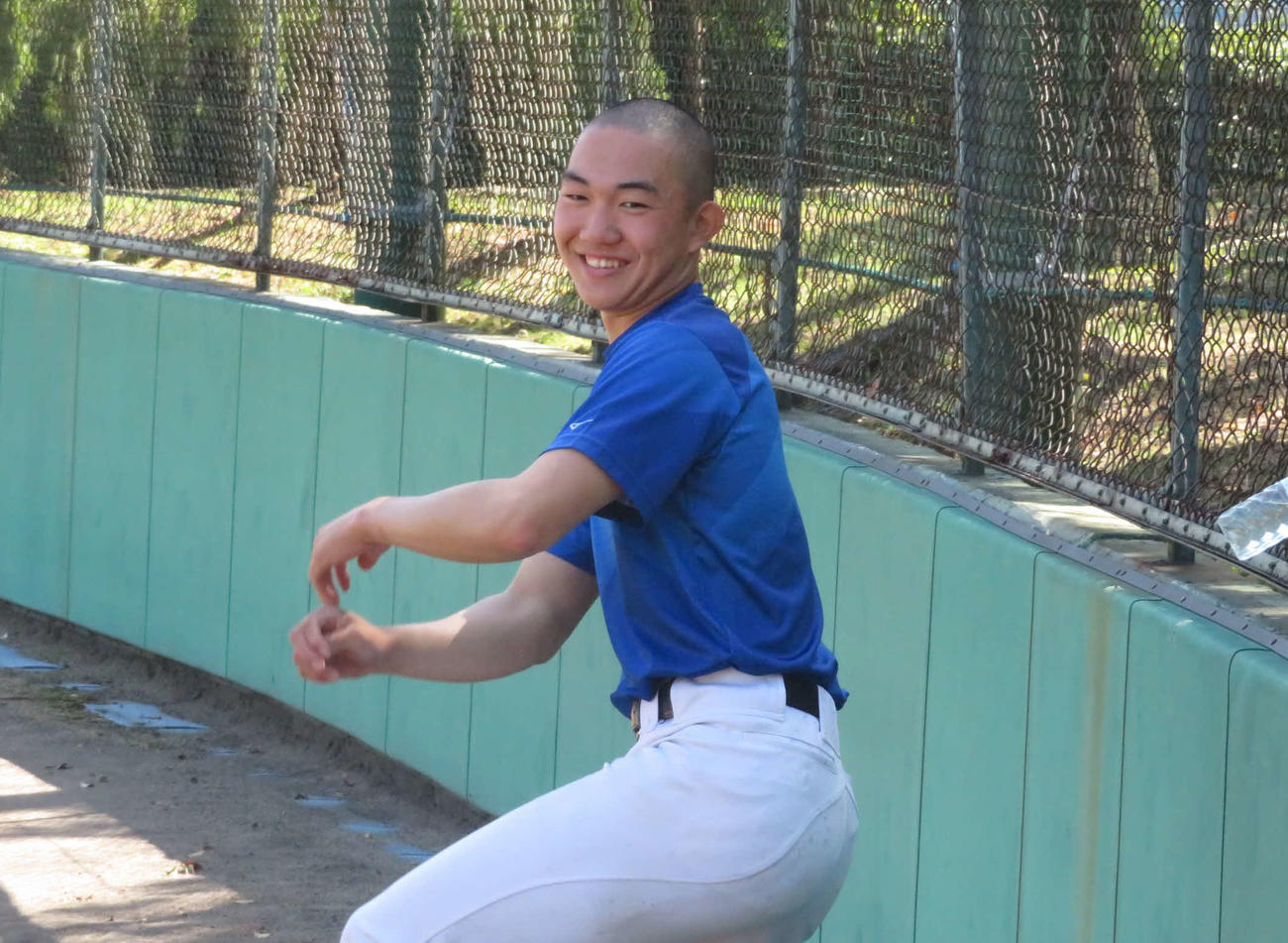 フォームを確認する高崎健康福祉大高崎・石垣元気（撮影・金子真仁）