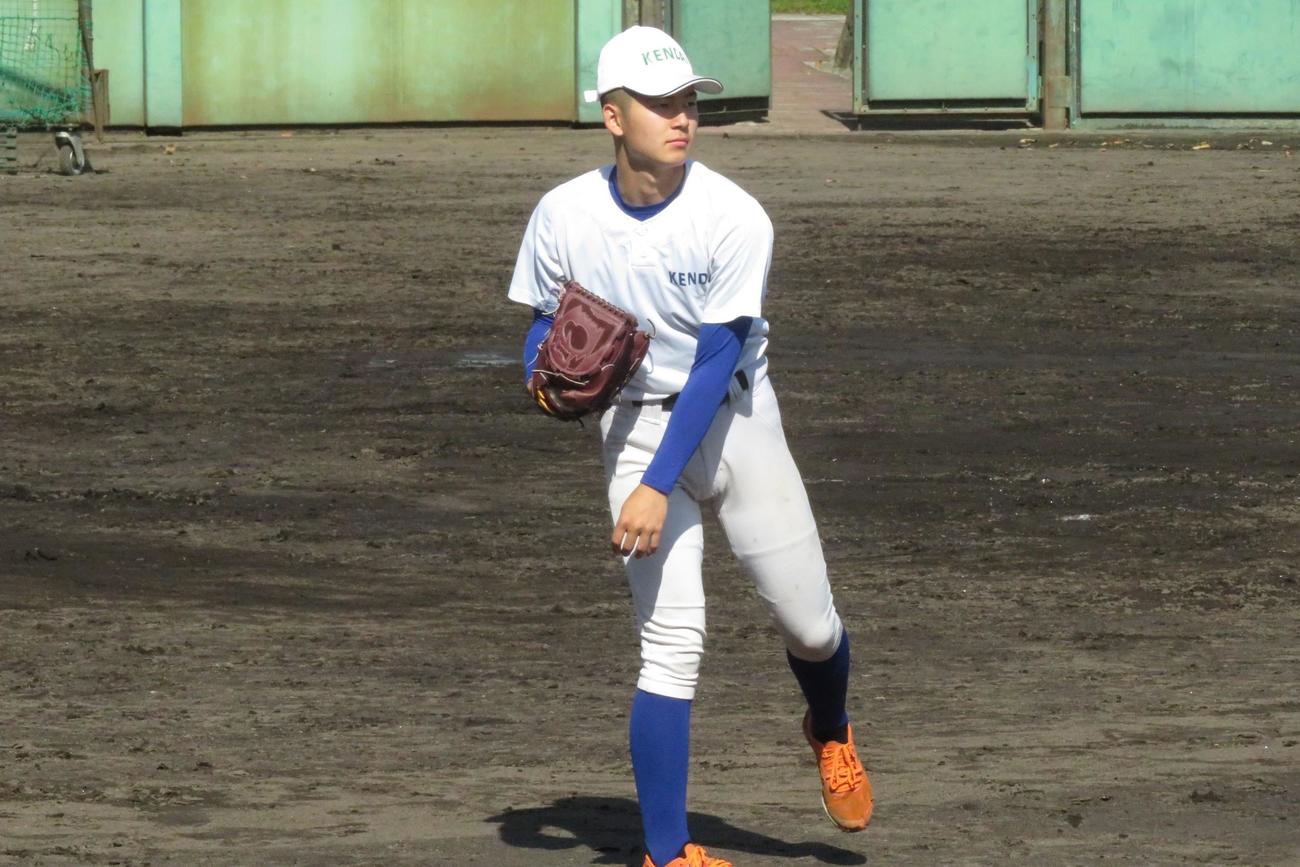 センバツ準決勝前日にキャッチボールを行った高崎健康福祉大高崎・佐藤龍月（撮影・金子真仁）