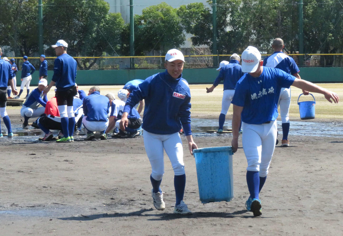 センバツ準決勝前日の練習をグラウンドの水抜きから始めた高崎健康福祉大高崎（撮影・金子真仁）