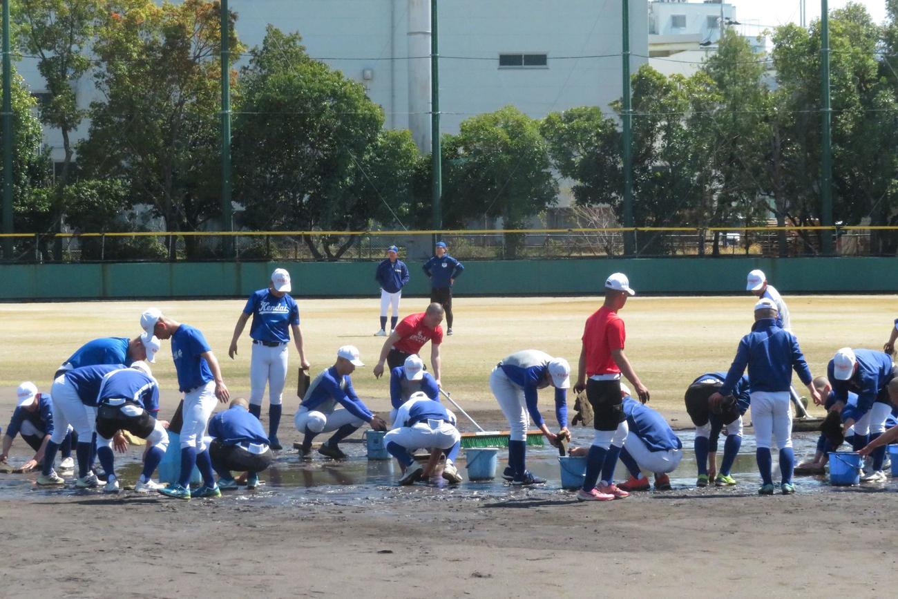 センバツ準決勝前日の練習をグラウンドの水抜きから始めた高崎健康福祉大高崎（撮影・金子真仁）