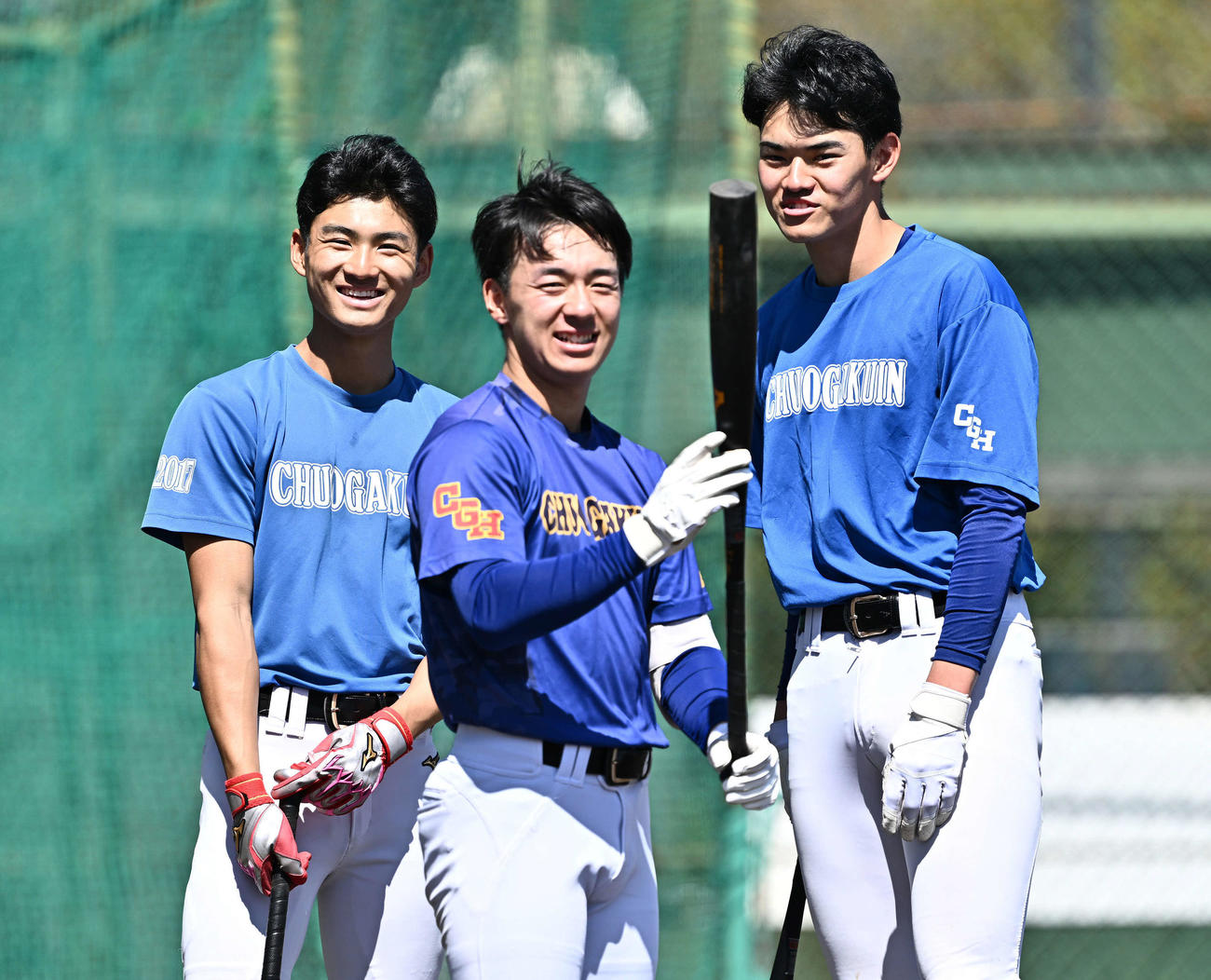 リラックスした表情で調整する中央学院の颯佐（左）、中村（中央）、蔵並（撮影・滝沢徹郎）