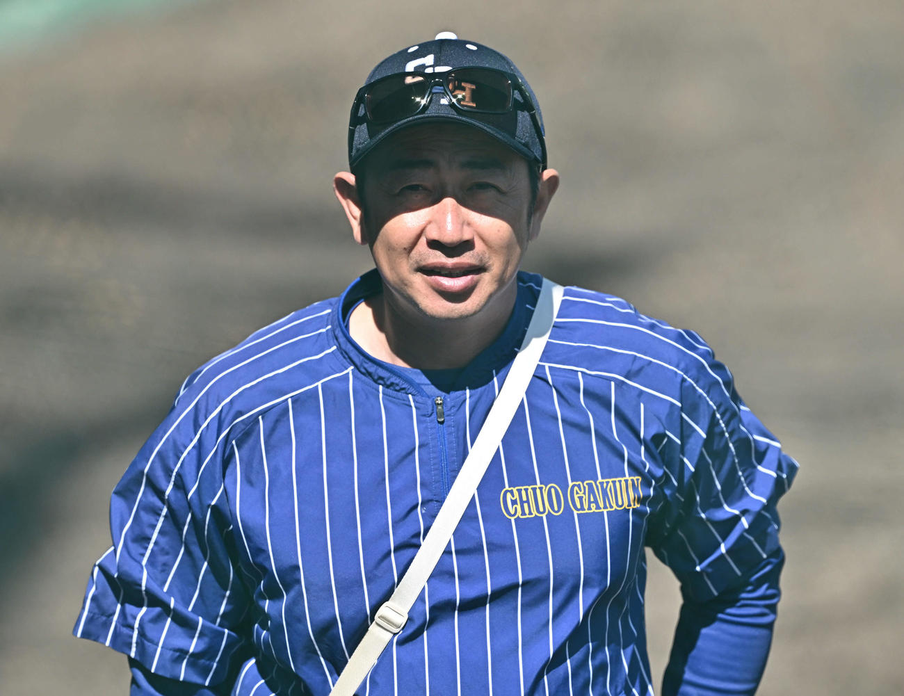 調整する選手を見守る中央学院・相馬監督（撮影・滝沢徹郎）