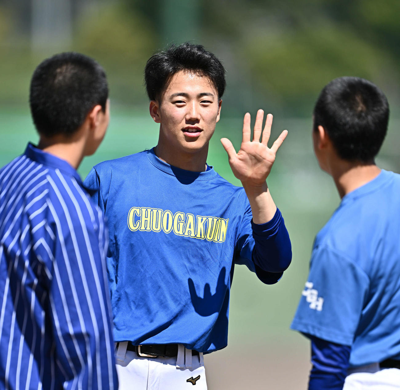 リラックスした表情で調整する中央学院・臼井（中央）（撮影・滝沢徹郎）