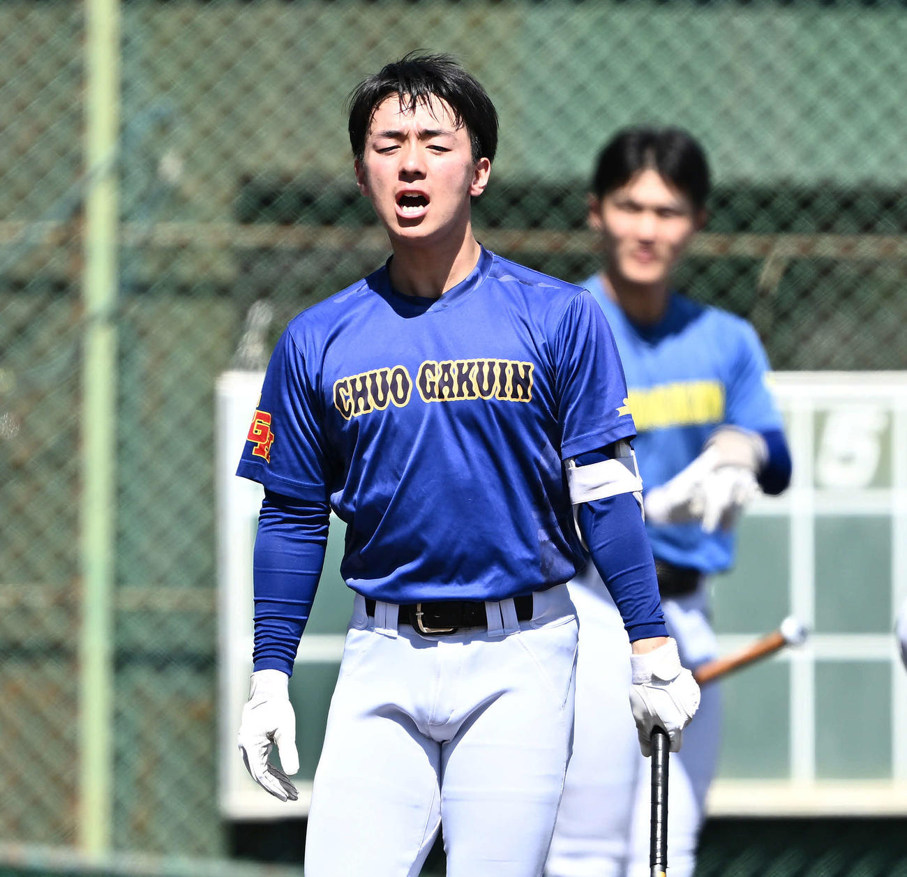 練習中に声を出す中央学院・中村（撮影・滝沢徹郎）