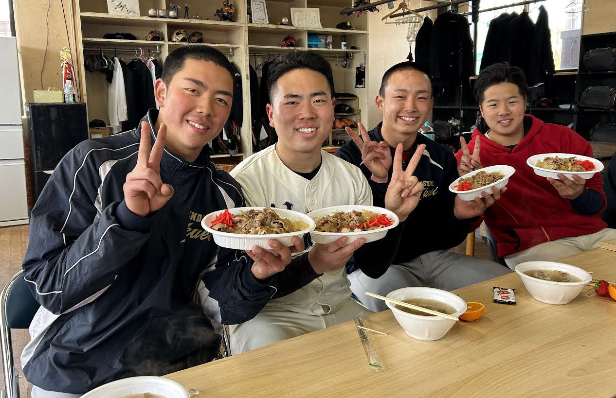 昼食を手にピースサインする仙台育英、輪島ナイン