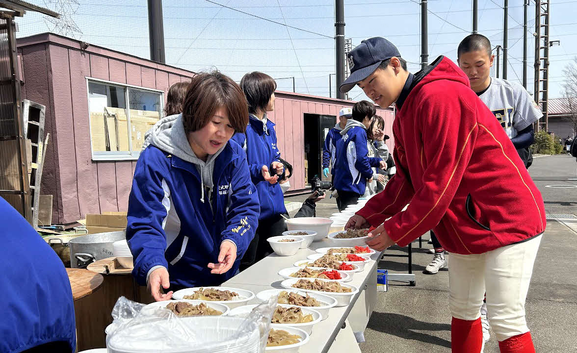 仙台育英父母会が炊き出しで昼食を用意