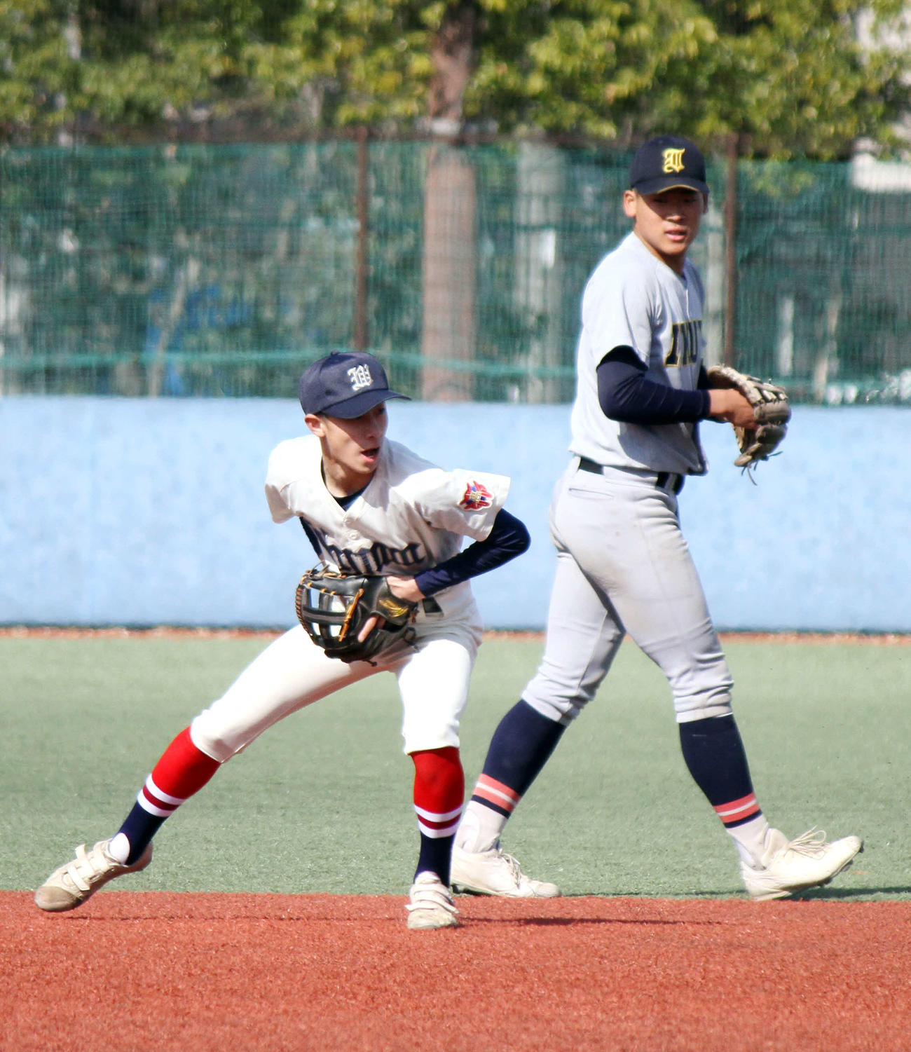 試合前、合同ノックを受ける仙台育英、輪島ナイン