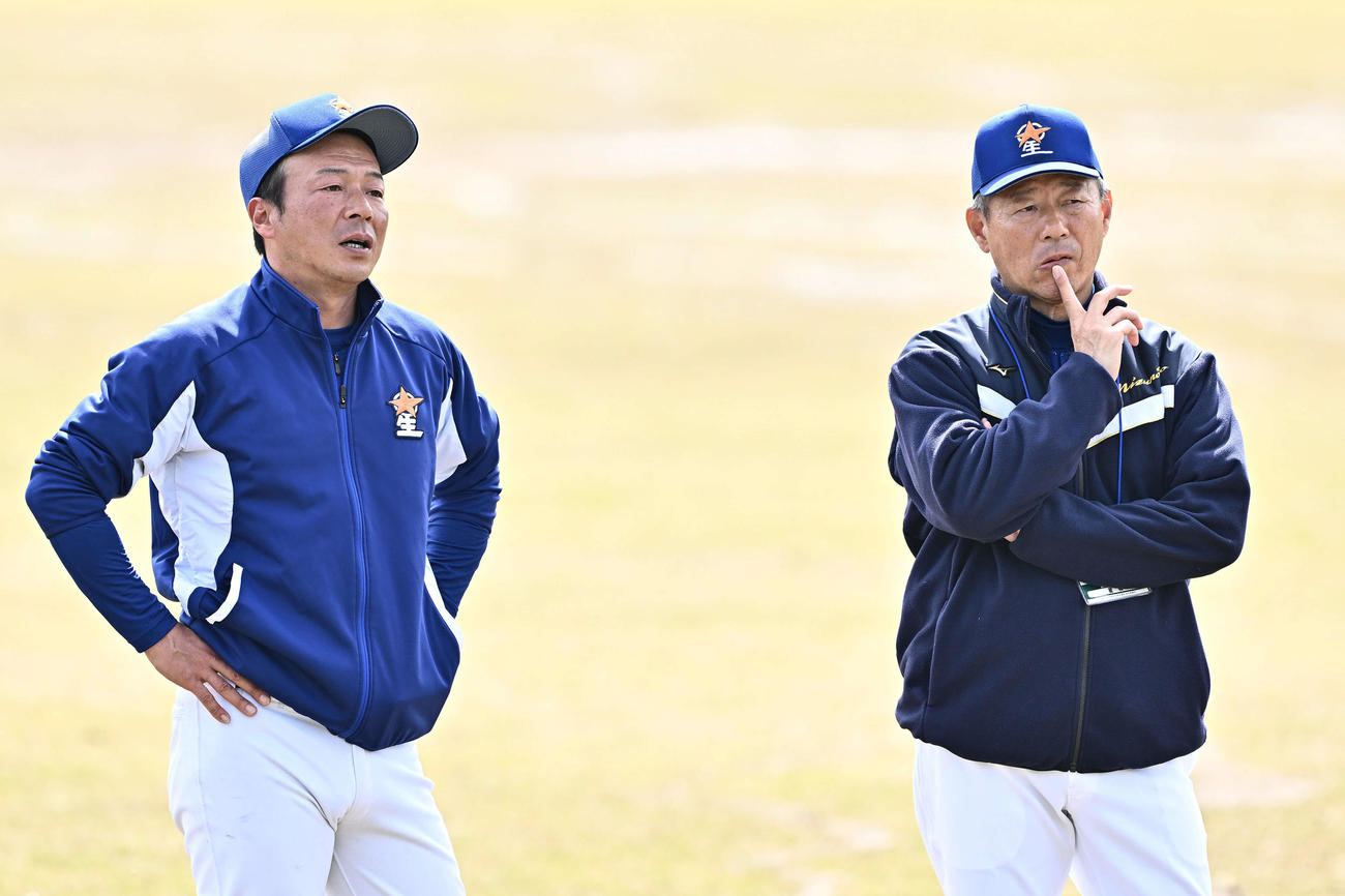 調整する選手を見守る星稜・山下監督（左）と谷村部長（撮影・滝沢徹郎）